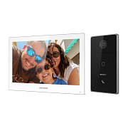 картинка Hikvision DS-KIS608-P Комплект DS-KH6350-WTE1 (монитор 7“)+DS-KV6133-WME1 (вызывная панель)+32гб от компании Intant